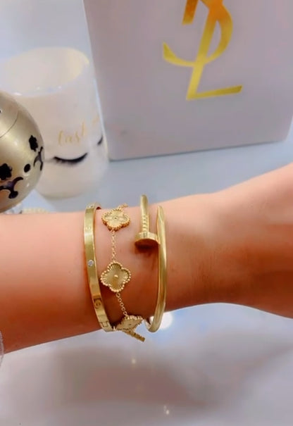 Ensemble de Bracelets Dorés – Élégance et Charme Intemporel ✨